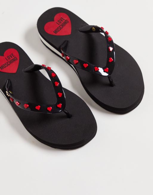 Love Moschino – Zehenstegsandalen mit Nietenbesatz in Schwarz