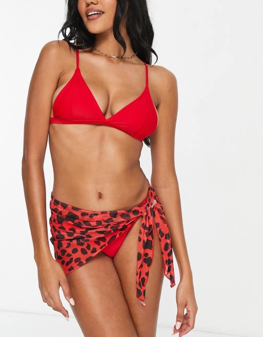 Love & Other Things - Bikinisæt i 3 dele med trekantsbikini og sarong i rødt leopardprint