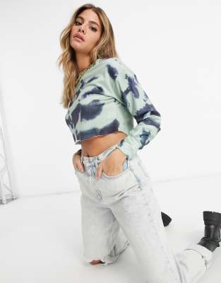 love & other things -  – Kurzes Sweatshirt in salbeigrünem und blauem Batikmuster-Mehrfarbig