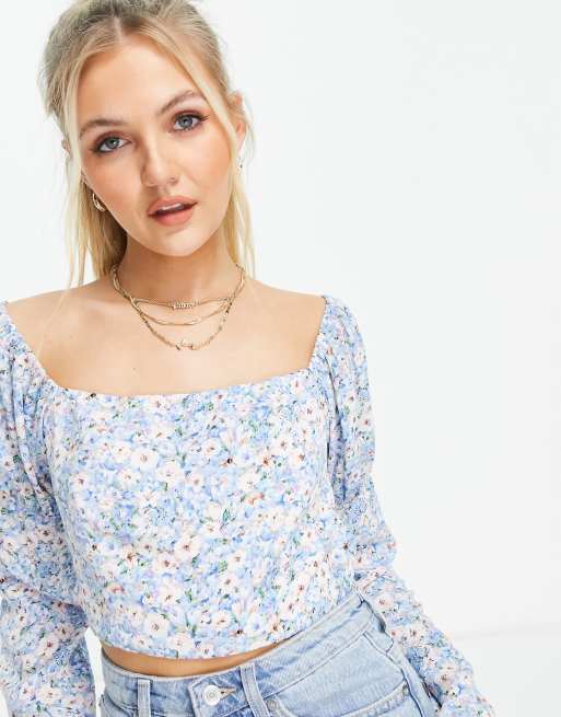 Love Triangle - Crop top met blote schouders en pofmouwen in blauw met fijne bloemenprint