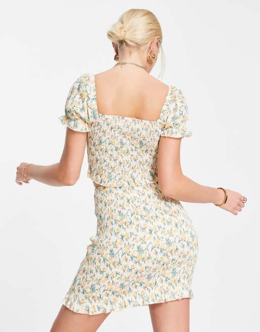 Love Triangle - Cropped melkmeisjestop met bloemenprint in goud, deel van co-ord set, 2 van 4