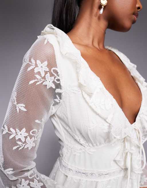 Love Triangle - Kanten playsuit met ruches en strikdetail in crème, 3 van 4