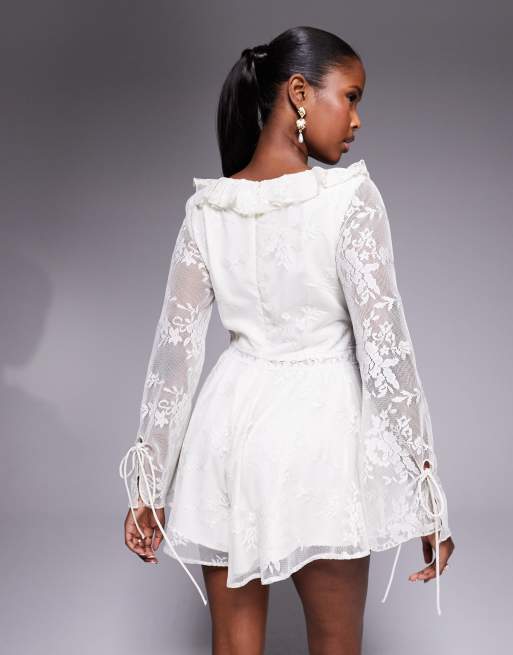 Love Triangle - Kanten playsuit met ruches en strikdetail in crème, 4 van 4