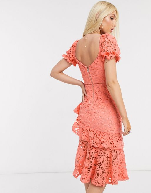 Love Triangle – Koralowa koronkowa sukienka midi z falbanką | ASOS