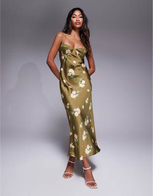 Love Triangle - Maxikleid aus Satin in dunklem Olivgrün mit Blumenprint und Körbchen mit Spitzenrand