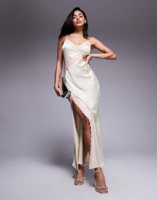 Love Triangle - Maxikleid aus Satin mit Spitzenbesatz in Aprikose und Zierausschnitt-Neutral