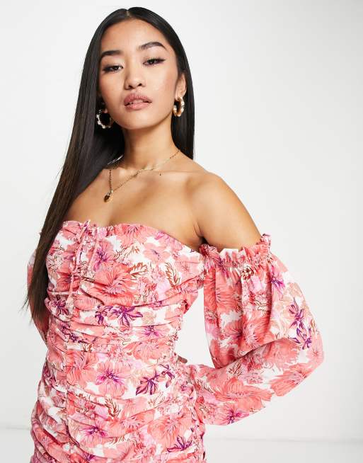 Love Triangle - Mini bardot-jurk met rimpeleffect in opvallende roze bloemenprint, 3 van 4