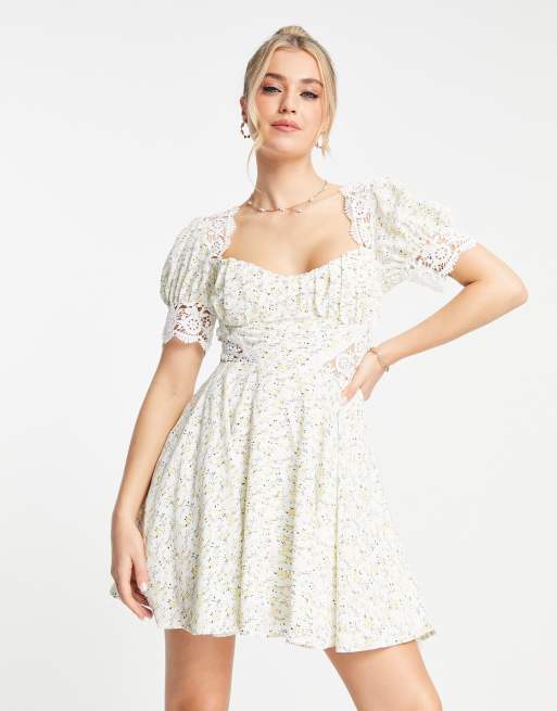 Love Triangle - Mini jurk met pofmouwen, open achterkant en fijne bloemenprint in geel