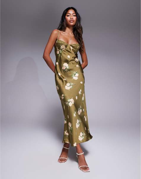 Love Triangle - Satijnen maxi jurk met cups met kanten afwerking in donker olijfgroen en bloemenprint - view 1