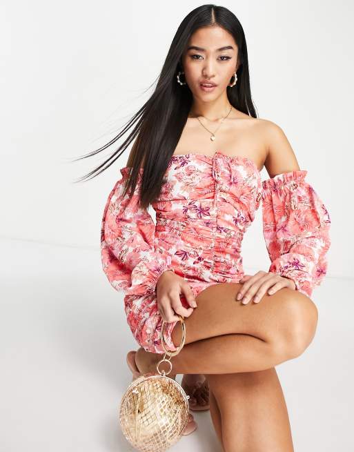 Love Triangle - Vestito corto arricciato rosa a fiori vivaci con scollo alla Bardot, 4 di 4