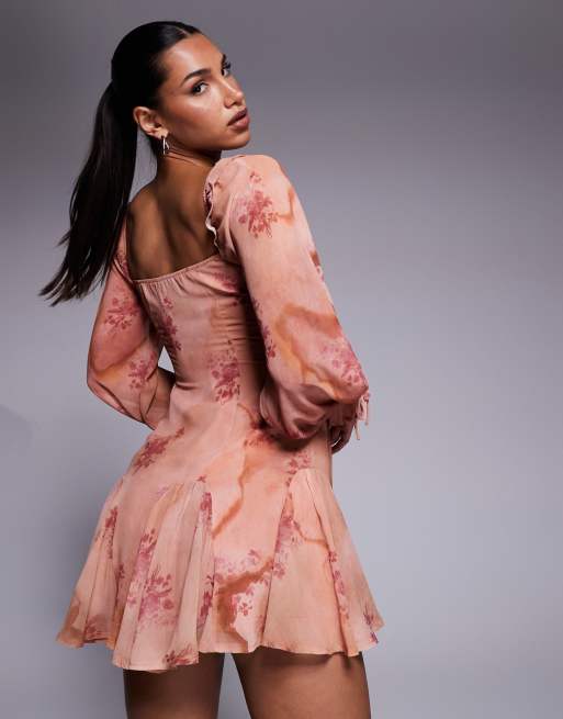 Love Triangle - Vestito corto stile milkmaid a fiori color albicocca con laccio, 2 di 4