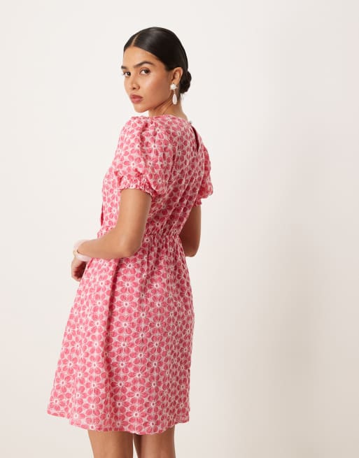 Lovedrobe - Mini jurk met borduursel, overslag en korte mouwen in roze, 3 van 4