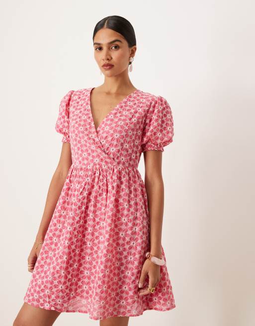 Lovedrobe - Robe portefeuille courte à manches courtes et broderies - Rose, 2 de 4