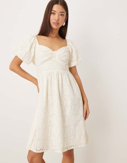 Lovedrobe Short sleeve sweetheart neck bow detail mini dress in cream, 3 of 4