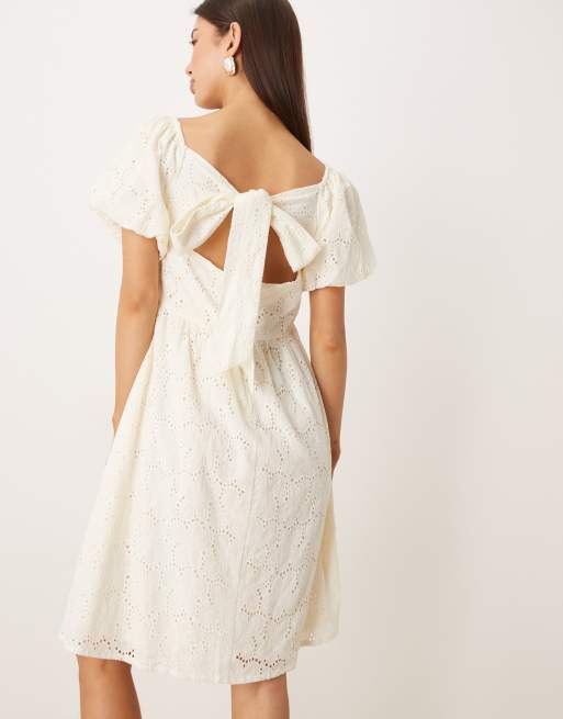 Lovedrobe Short sleeve sweetheart neck bow detail mini dress in cream, 4 of 4
