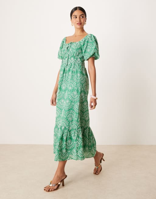 Lovedrobe – Wadenlanges Kleid in Grün mit Lochstickerei und Schleife am Ausschnitt, 2 von 4