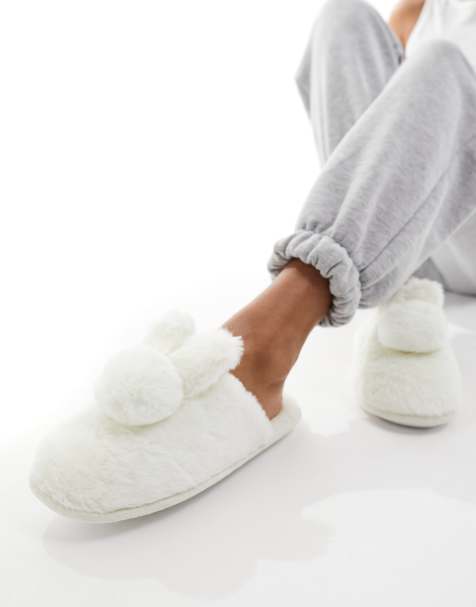 https://images.asos-media.com/products/lovestruck-pantofole-bianche-con-pompon-a-coniglio/205460140-1-white/?$n_480w$&wid=476&fit=constrain