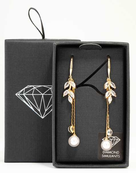 Lovisa - Boucles d'oreilles à détail fleur et perle avec zircons cubiques - Doré - view 1