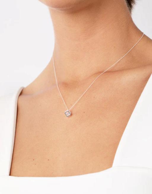 Collier Vintage Années 70 En Argenté Avec Pendentif Croix émaillée