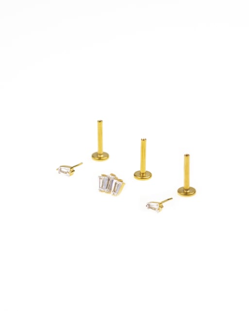 Lovisa - Confezione di orecchini in acciaio chirurgico placcato oro con parte posteriore piatta e zirconia cubica taglio baguette