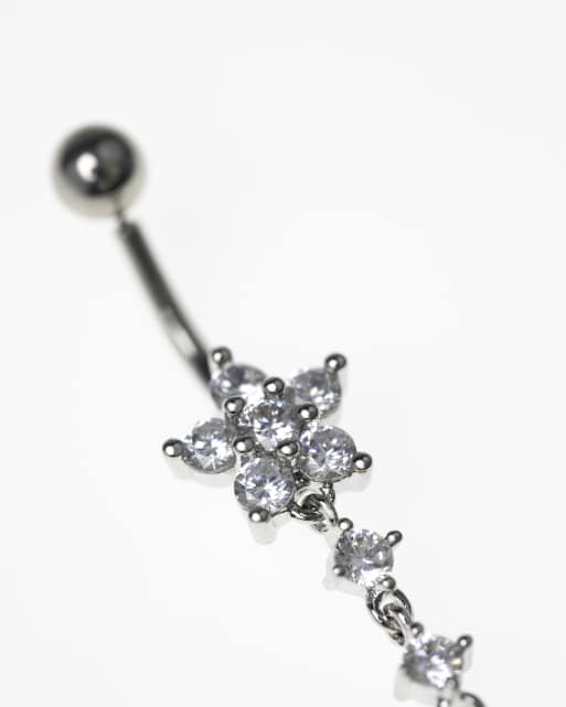 Lovisa – Nabelpiercing aus Chirurgenstahl in Silberoptik mit dreifachem Blütendetail mit Zirkonia , 2 von 3