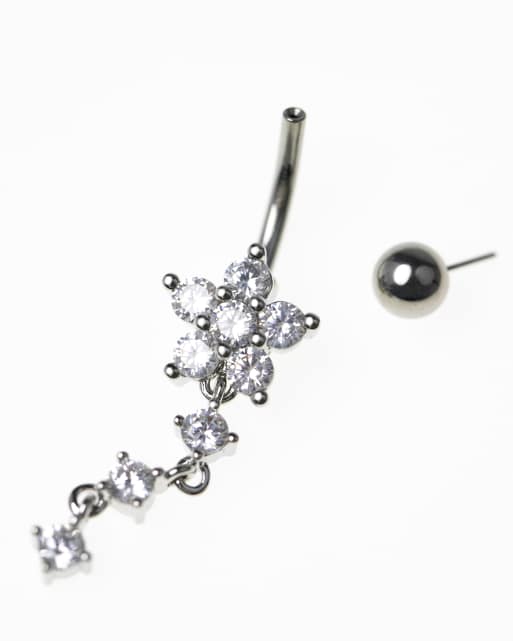 Lovisa – Nabelpiercing aus Chirurgenstahl in Silberoptik mit dreifachem Blütendetail mit Zirkonia , 3 von 3
