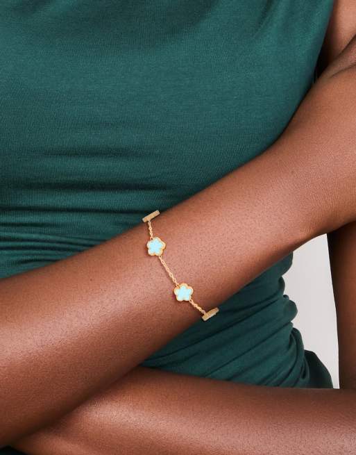 Lovisa - Pulsera con charm de flor de pétalos azul claro chapada en oro de acero inoxidable impermeable, 5 de 5
