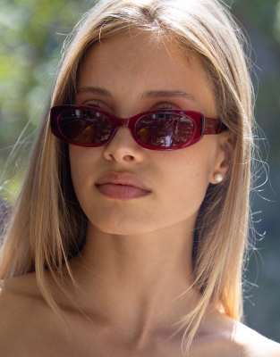Lu Goldie - Cali - Schmale, eckige Sonnenbrille in Rubinrot