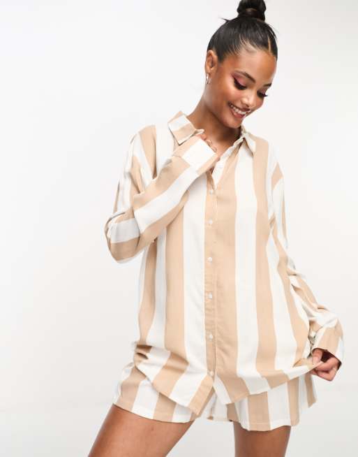 Luna - Gestreepte pyjamaset van oversized overhemd en short in beige