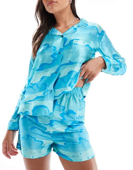 Luna - Langærmet og blåt pyjamassæt i satin med skyprint og reverskrave