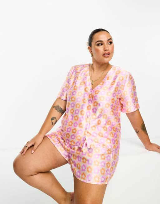 Luna – Plusstorlek – Retromönstrat pyjamasset i satin med skjorta och shorts