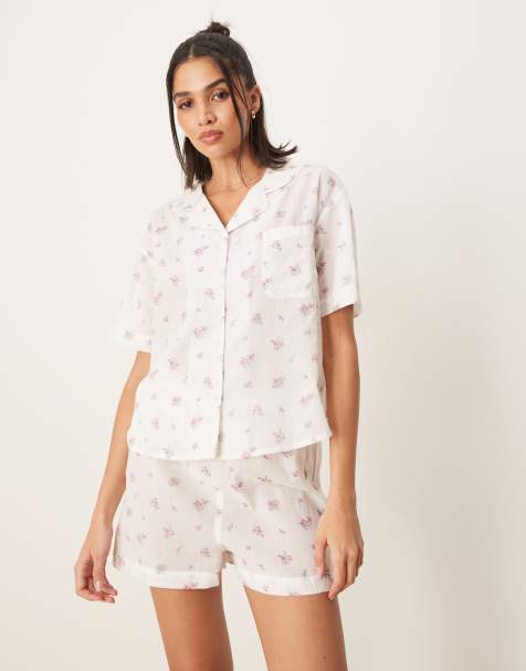 Luna - Pyjamassæt med kortærmet skjorte med reverskrave og shorts med småblomstret print i ostelærred - view 1