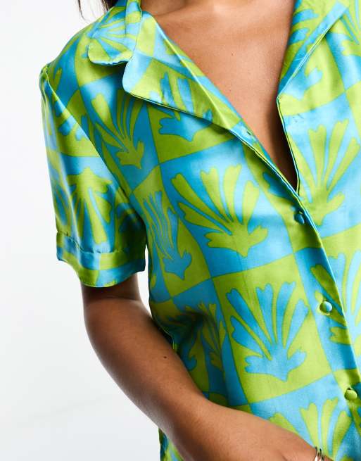 Luna - Satijnen pyjamaset van overhemd met reverskraag en short met retro schelpenprint, 2 van 4