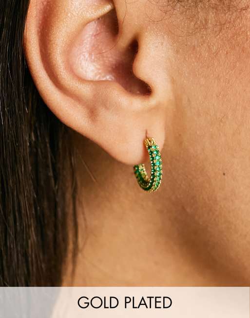 Luv AJ - Amalfi - Orecchini piccoli a cerchio placcati oro 14 con pavé di cristalli color verde smeraldo