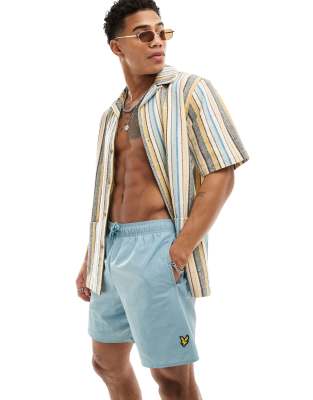 lyle & scott - ljusblå badshorts med ikonlogga