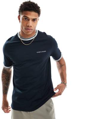 lyle & scott - marinblå t-shirt med broderad logga och kantrand