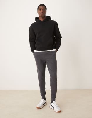 lyle & scott - mörkgrå joggingbyxor med extra smal passform-grå/a