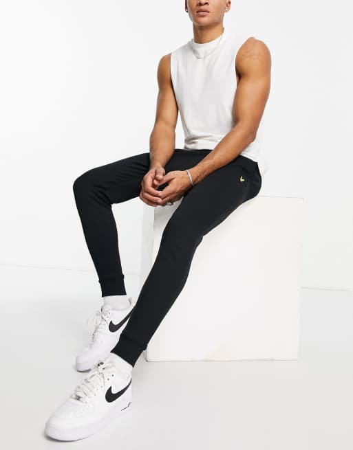 Lyle & Scott – Schmal geschnittene Jogginghose in Schwarz 
