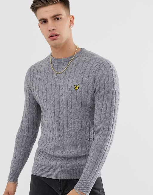Lyle & Scott – Szary sweter z mieszanki wełny o splocie warkoczowym, z okrągłym wykończeniem wokół szyi i logo na piersi