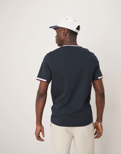Lyle & Scott – T-Shirt in Marineblau mit halben Zierstreifen, 4 von 4