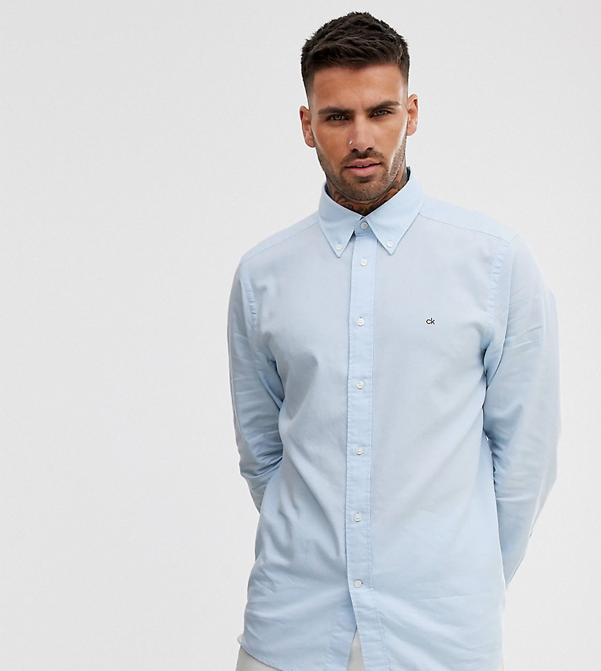 Lyseblå Oxford-skjorte med lille kontrastfarvet logo fra Calvin Klein - Kun hos Asos