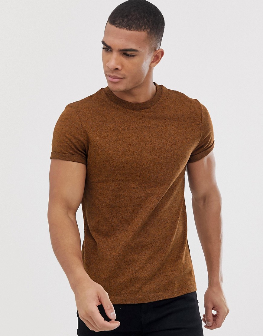 Lysebrun t-shirt med opsmøget ærme i twistet jersey fra ASOS DESIGN