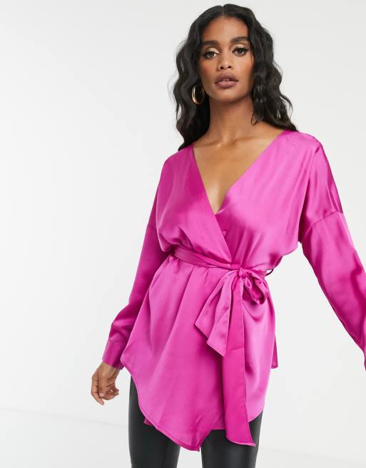 Lyserød slå-om bluse med bælte i taljen fra Missguided