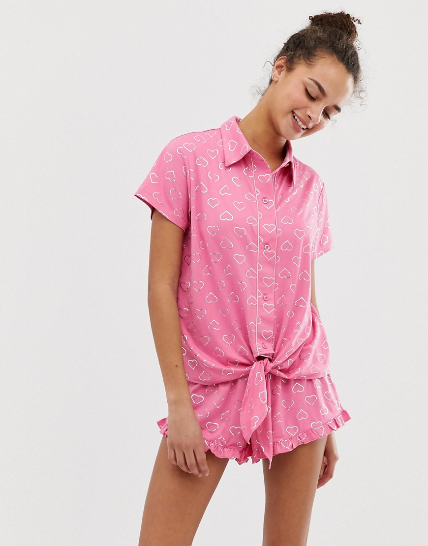 Lyserødt pyjamassæt med korte shorts med kærlighedshjerter fra Chelsea Peers-Pink