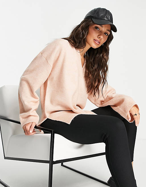 M Lounge – Jasnoróżowy przytulny sweter z głębokim dekoltem w szpic