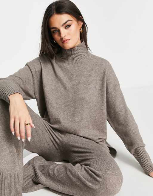  M Lounge - Maglione con collo alto e spacchi laterali vestibilità comoda color tortora in coordinato