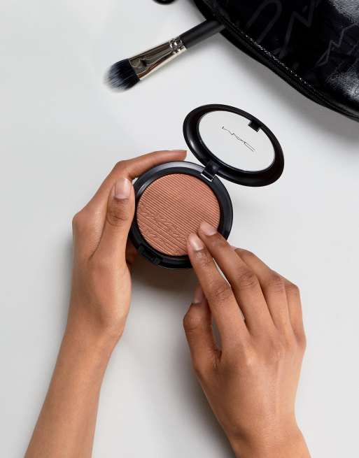 MAC – Extra Dimension Skinfinish – Rozświetlacz o płynno-pudrowej konsystencji – Glow With It, 2 z 4