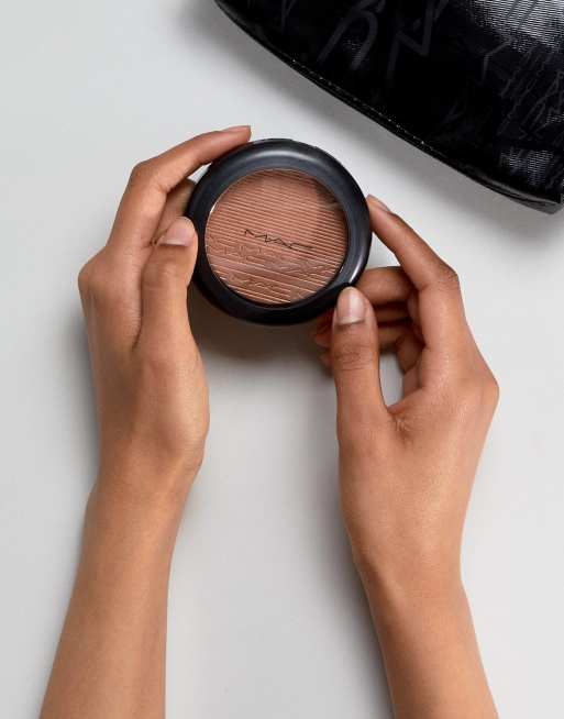 MAC – Extra Dimension Skinfinish – Rozświetlacz o płynno-pudrowej konsystencji – Glow With It, 4 z 4