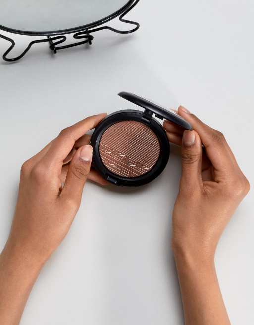 MAC – Extra Dimension Skinfinish – Rozświetlacz o płynno-pudrowej konsystencji – Superb, 2 z 4
