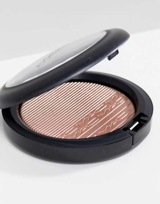 MAC – Extra Dimension Skinfinish – Rozświetlacz o płynno-pudrowej konsystencji – Superb, 3 z 4